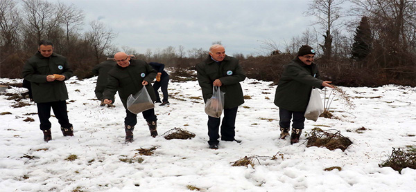 YABAN HAYVANLARINA YEM...