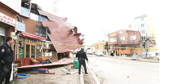 1 Tonluk Çatı Kağıt Gibi Uçtu...