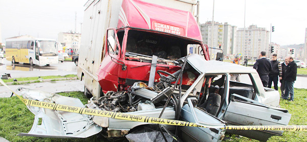 GİRİŞ KAVŞAĞINDA KAZA...