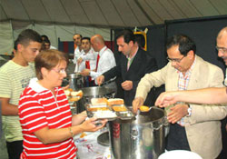 Engelliler çadırda orucunu açtı