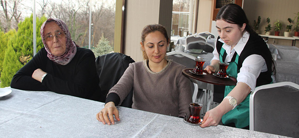 Melek Yüzlü Garson...