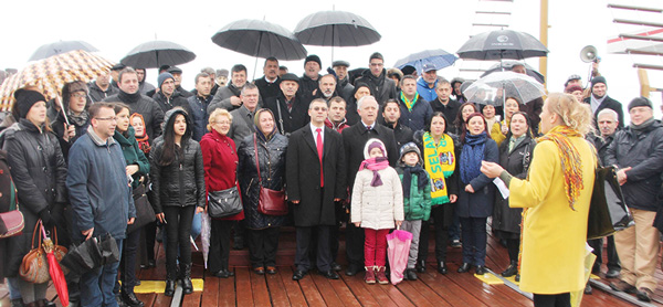 MÜBADİLLER, DENİZE KARANFİL BIRAKTI