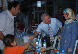 Gazi'den mahalle iftarlarına devam