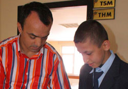 Hızır Adım'dan bin 500 öğrenciye kırtasiye yardımı