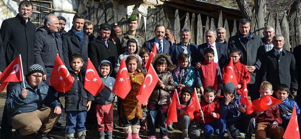 ÜÇ MAHALLE BETON YOLA KAVUŞTU