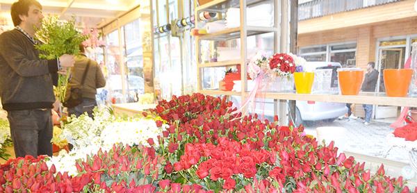 ÇİÇEKÇİLERİN YÜZÜ GÜLDÜ