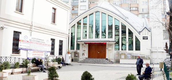 CAMİ AVLUSUNDA FÜNYE