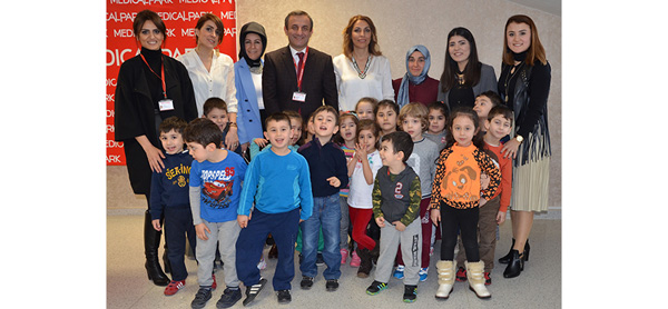 ÖĞRENCİLER DOKTORLARIN TIP BAYRAMINI KUTLADI