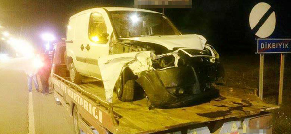 KAMYONET DİREĞE ÇARPTI