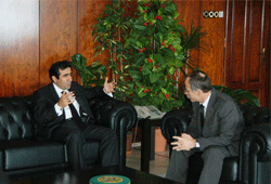 Vali'den, Akan'a ziyaret