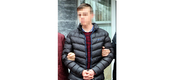 ALACAKLISINI BIÇAKLADI...