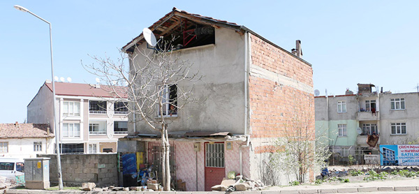 EVİNİ BOŞALTTIRMADI...