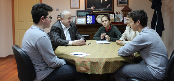 ÖĞRENCİLER BAŞKAN YILMAZ İLE RÖPORTAJ YAPTI