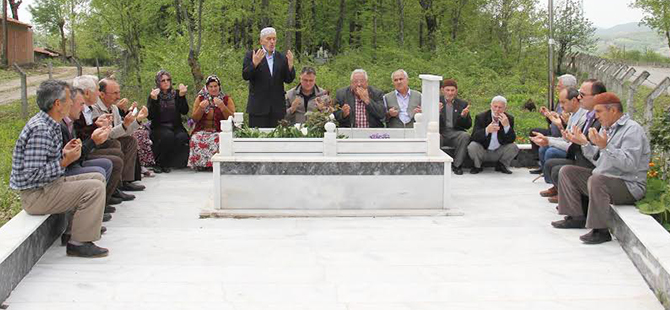 ŞEHİT POLİS  KABRİ BAŞINDA DUALARLA ANILDI