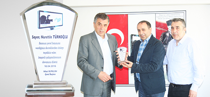 TÜRKOĞLU’NA BASINA HİZMET PLAKETİ