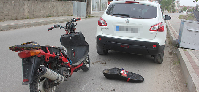 MOTOSİKLET OTOMOBİLE ÇARPTI:2 YARALI