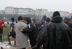 Maç sonunda saha karıştı