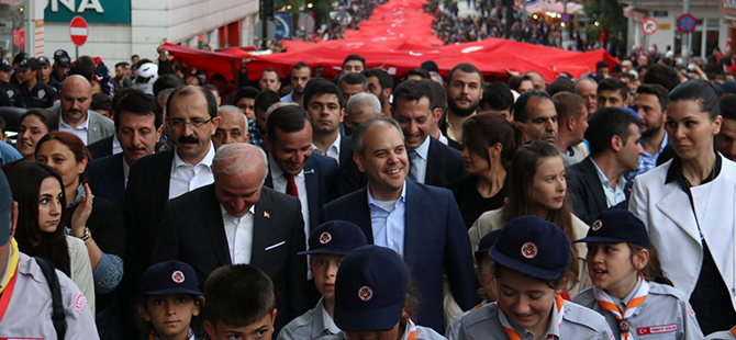 BAKAN KILIÇ 'GENÇLİK BAYRAK YÜRÜYÜŞÜ’NE KATILDI