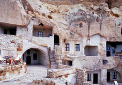 Otel yapmak için mağara arıyorlar