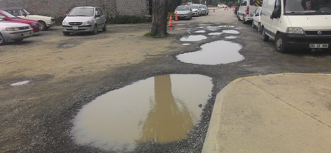 BİRİ YIKIYOR DİĞERİ BAKIYOR