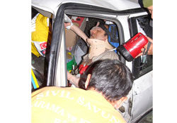 Sürücü zor kurtarıldı