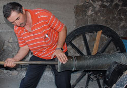145 yıllık geleneksel top atışı