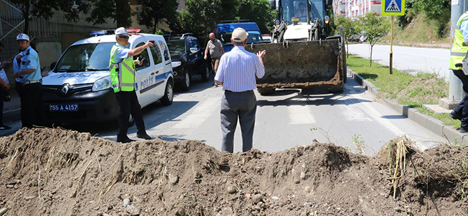 YİNE TRAFİĞE KAPATTI