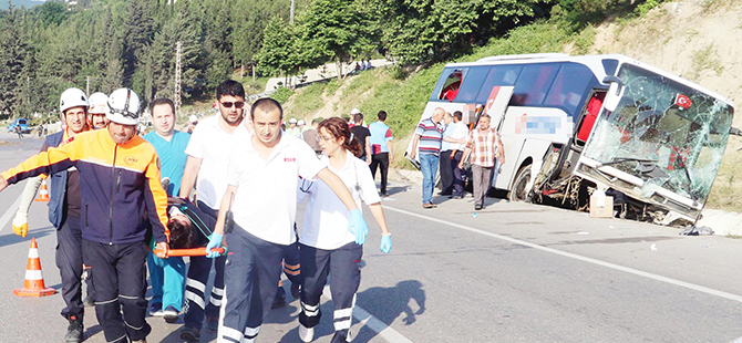 YOLCU OTOBÜSÜ DEVRİLDİ