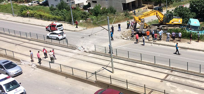 TRAMVAY YOLUNA GİRDİ!