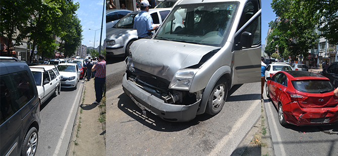 BULVAR'DA ZİNCİRLEME KAZA