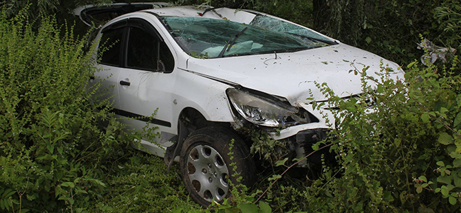OTOMOBİL EVİN BAHÇESİNE UÇTU: 4YARALI