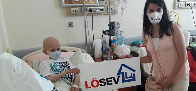 BAŞKAN ŞAHİN LÖSEMİLİ ÇOCUKLARI SEVİNDİRDİ