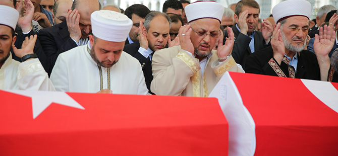 KILIÇ DEMOKRASİ ŞEHİTLERİNİN CENAZE TÖRENİNE KATILDI