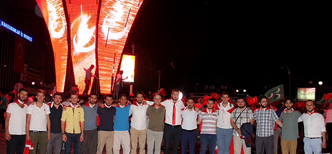 GENÇLER KIZILAY'DA NÖBETTE