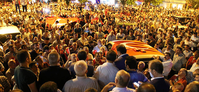 HALKLA BERABER AYAKTALAR