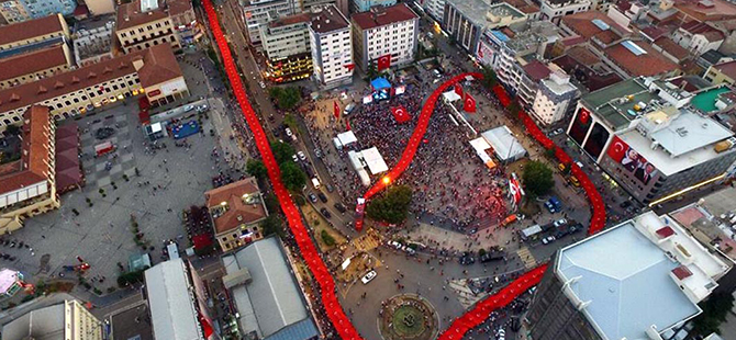 1919 Metrelik Türk Bayrağı İle Darbe Girişimi Protestosu