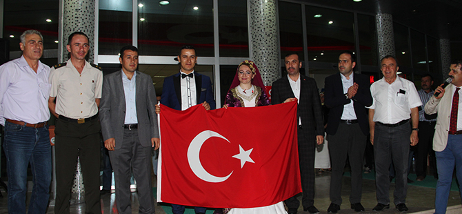 Gelin ve Damat Demokrasi Nöbetinde