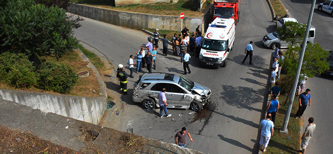 ÇARŞAMBA'DA ARAÇ KÖPRÜDEN UÇTU