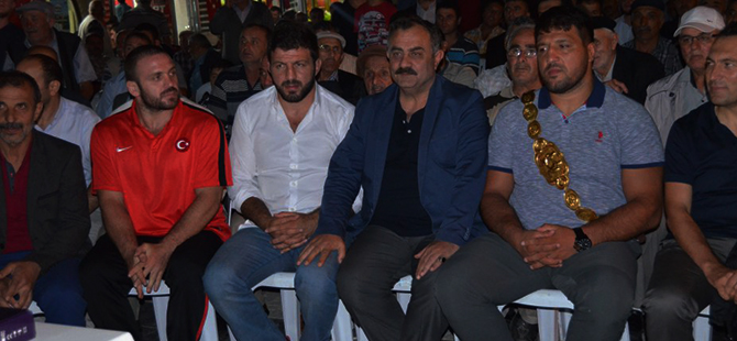 ALTIN KEMERLE DEMOKRASİ NÖBETİNDE