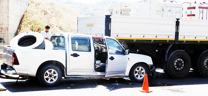 KAMYONET TIR'IN ALTINA GİRDİ