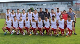 SAMSUNSPOR'UN GENÇLERİ İMZALARI ATIYOR