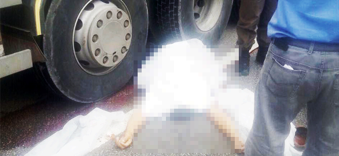 KAMYONUN ALTINDA KALDI