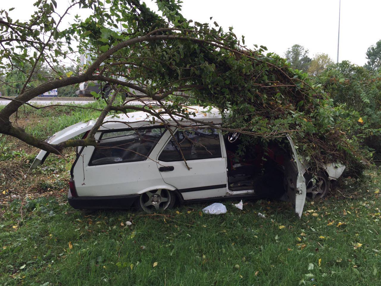 OTOMOBİL EVİN BAHÇESİNE UÇTU