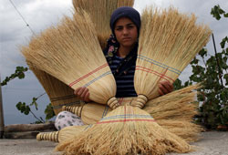 Bu köyde herkes süpürgeci