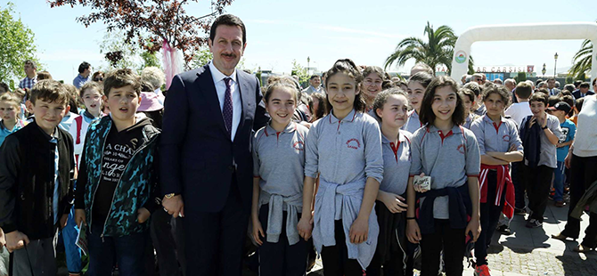 EĞİTİM GELECEĞE HAZIRLAR