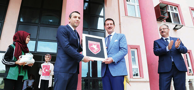 BAŞKAN TOK'A ANLAMLI HEDİYE