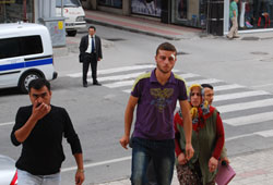 Camii önünde bir kişiyi bıçakladı