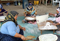 Köy kadınları kış hazırlığına başladı