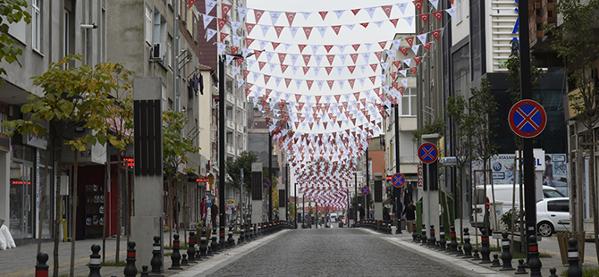 TEKKEKÖY BAYRAKLARA BÜRÜNDÜ