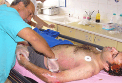 Afiş asarken elektrik çarptı